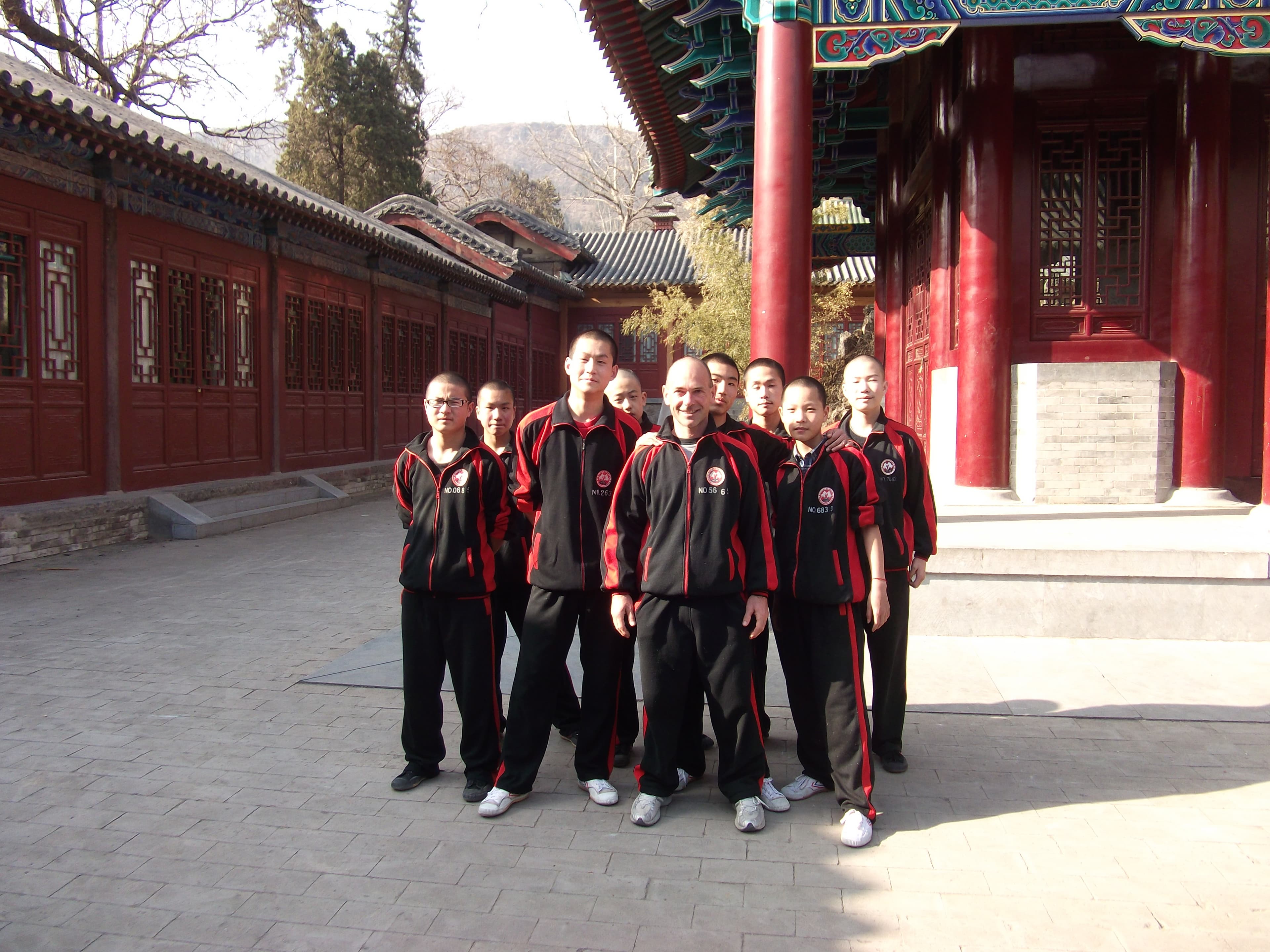 Didier Turc et trois pratiquants en tenue Shaolin avec leur maître chinois, à Dengfeng
