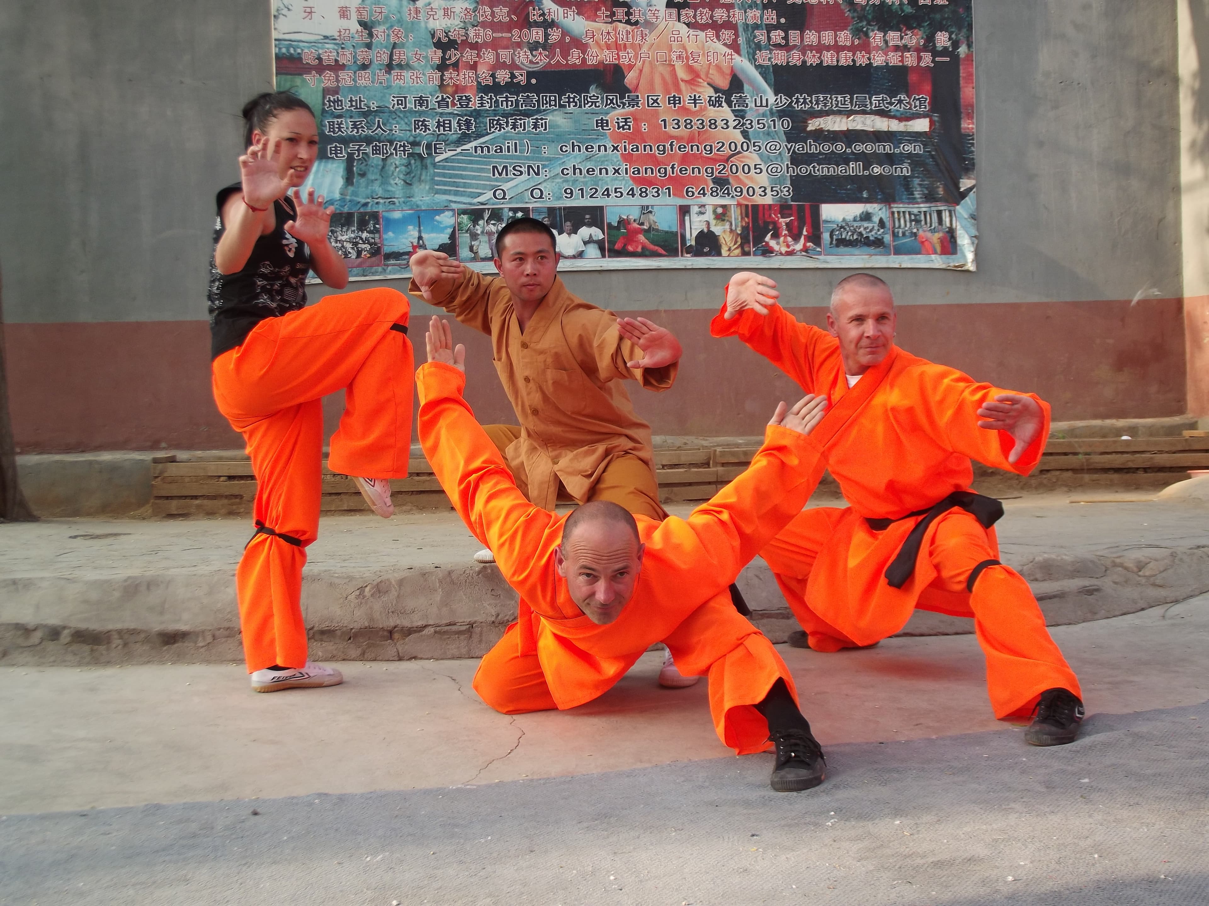 Didier Turc et trois pratiquants en tenue Shaolin avec leur maître chinois, à Dengfeng